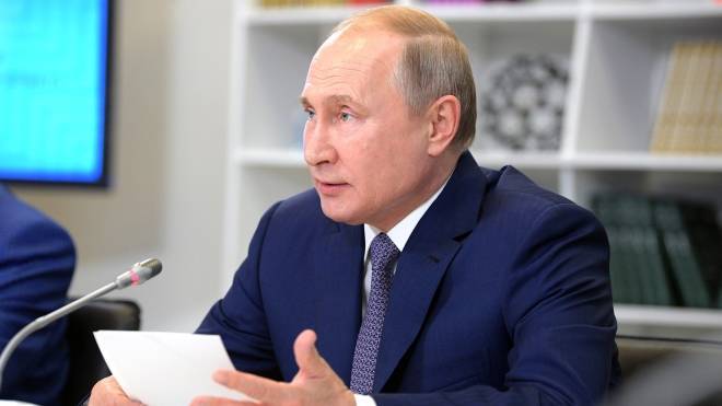 Путин согласился попробовать себя в роли добытчика золота на Колыме