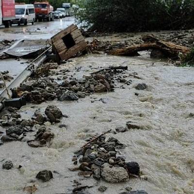 Сель, который сошёл после сильного дождя в Сочи, перекрыл две дороги