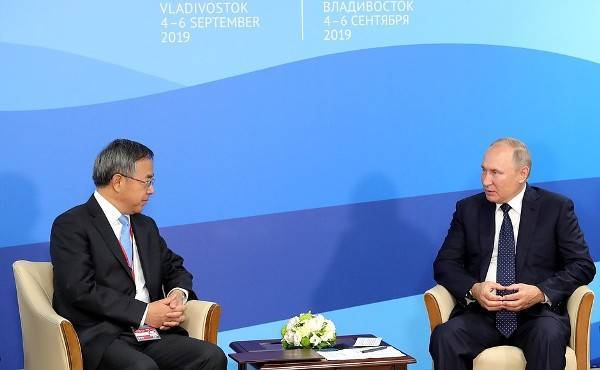 Путин встретился в Приморье с вице-премьером Китая