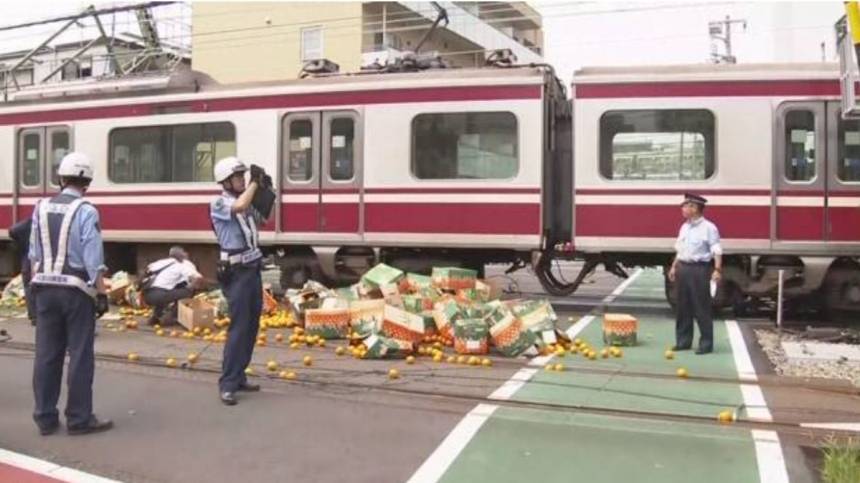 Пассажирский поезд сошел с рельсов в Японии после столкновения с грузовиком