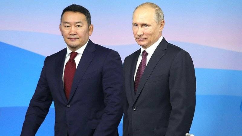 Путина в Монголии встретили почетным караулом и оркестром