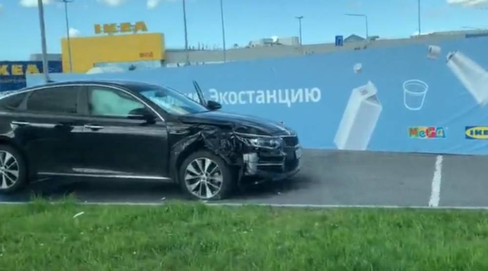Volkswagen и Kia Optima не смогли разъехаться возле ТЦ МЕГА на Дыбенко