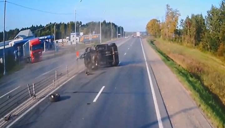 "Отключившийся" водитель перевернул авто на трассе в Ярославской области. Видео