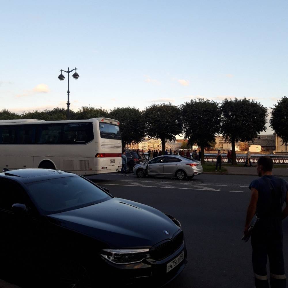 Легковушка и автобус не поделили 14-ю линию Васильевского острова