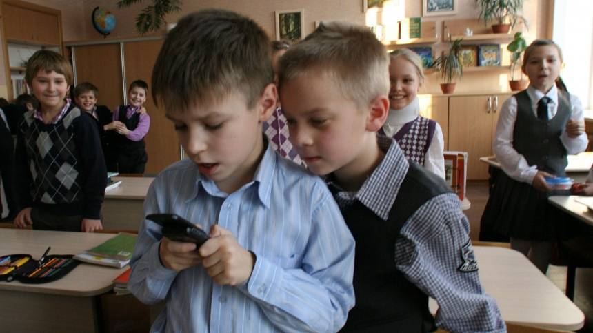 Две минуты в день: школьникам могут запретить смартфоны из-за нового исследования