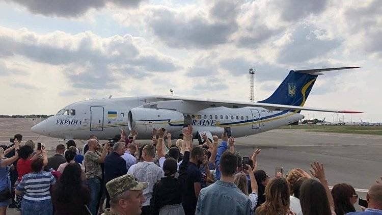 Самолет с освобожденными в Москве украинцами приземлился в Киеве