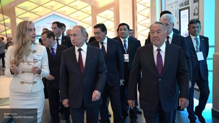 Назарбаев и Путин осмотрели павильон «Казахстан» на ВДНХ