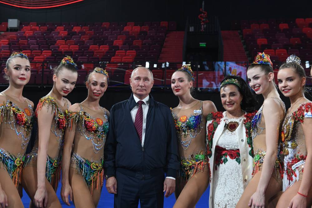 Путин встретился со спортсменками во Дворце художественной гимнастики
