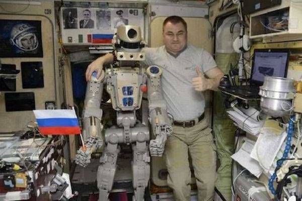 Российские военные вылетели встречать робота Федора, возвращающегося из космоса