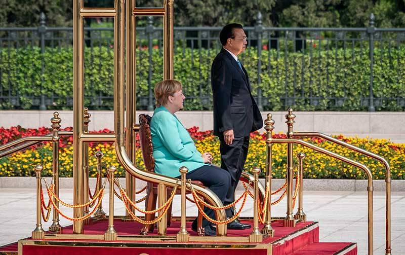 Дрожащую Меркель усадили во время прослушивания гимна в Китае