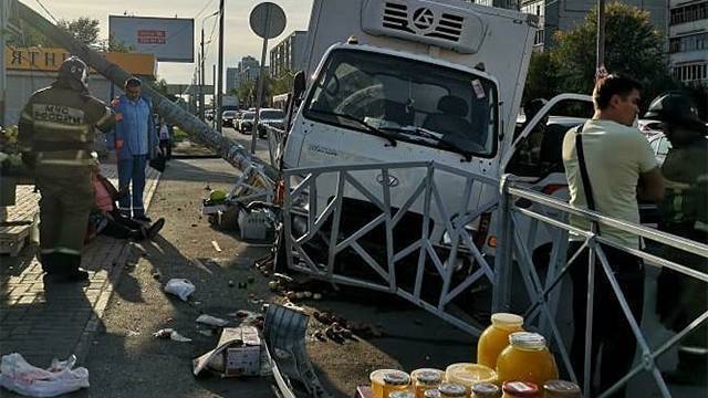 Видео: Грузовик снес пятерых человек на тротуаре в Казани