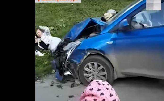 Видео: автомобиль придавил женщину-пешехода после ДТП