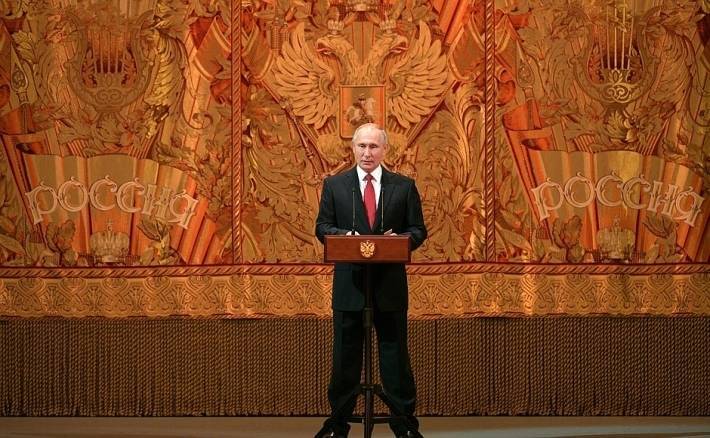 Путин поздравил Великолукский драматический театр со 100-летием