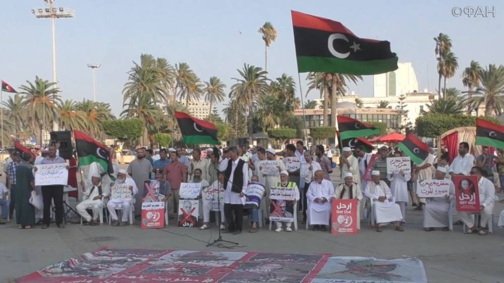 Жители Триполи протестуют против вмешательства Франции в гражданскую войну в Ливии