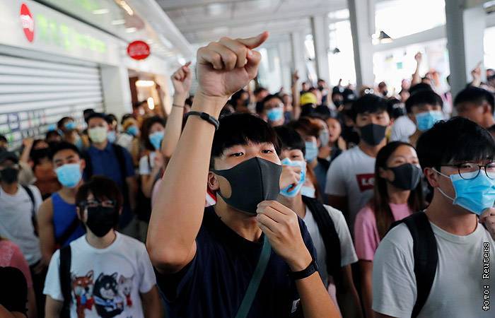 Протестующие в Гонконге устроили акции в торговых центрах и на станциях