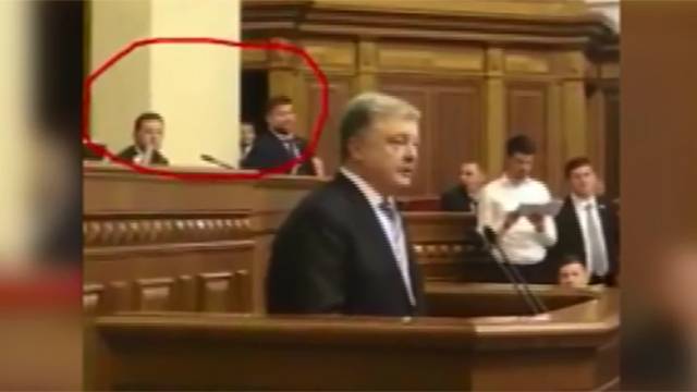 Видео: чиновник из команды Зеленского перекривлял Порошенко в Раде