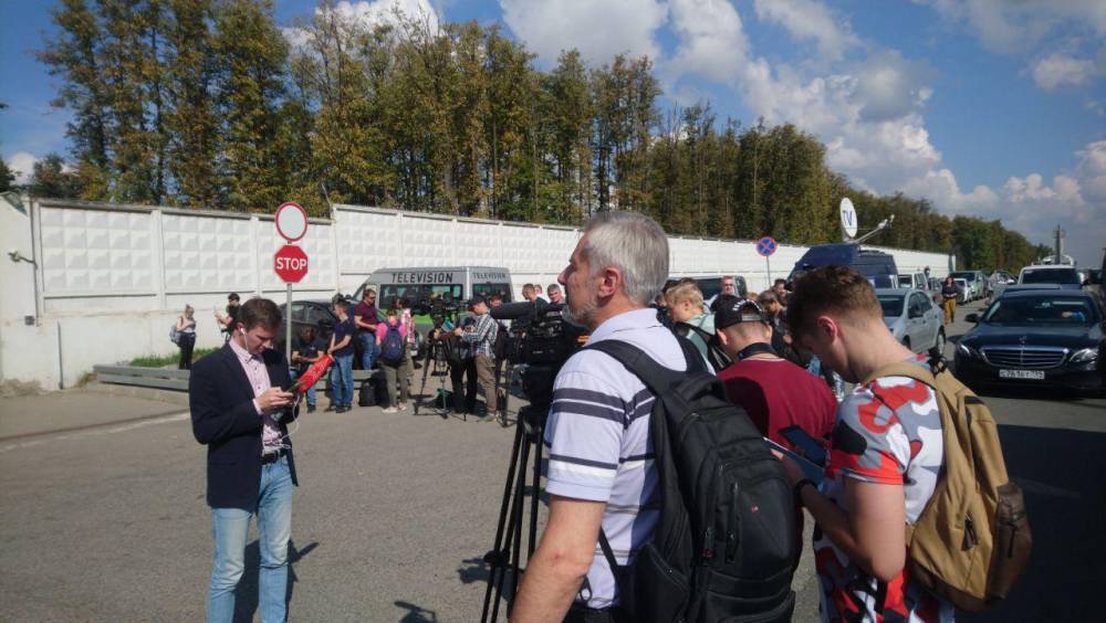 Российские и зарубежные СМИ ожидают самолет с освобожденными гражданами РФ во «Внуково»