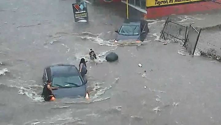 Камера запечатлела момент гибели девушки во время наводнения в Мексике