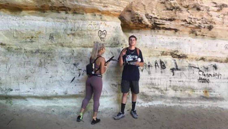 Пара туристов-вандалов вырезала инициалы в пещере, которой более 400 млн. лет, и опубликовала фото в Instagram - usa.one - шт. Иллинойс - county Park - county Rock