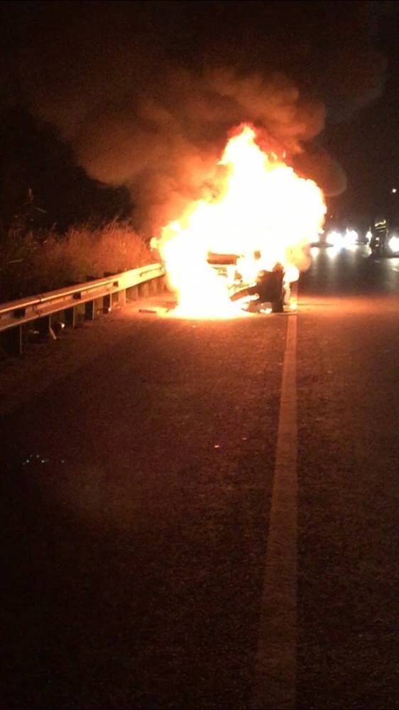 Очевидцы сообщили о горящем автомобиле на четвертом километре Московского шоссе