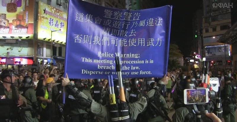 Полиция Гонконга разогнала толпу демонстратов у метро Prince Edward слезоточивым газом