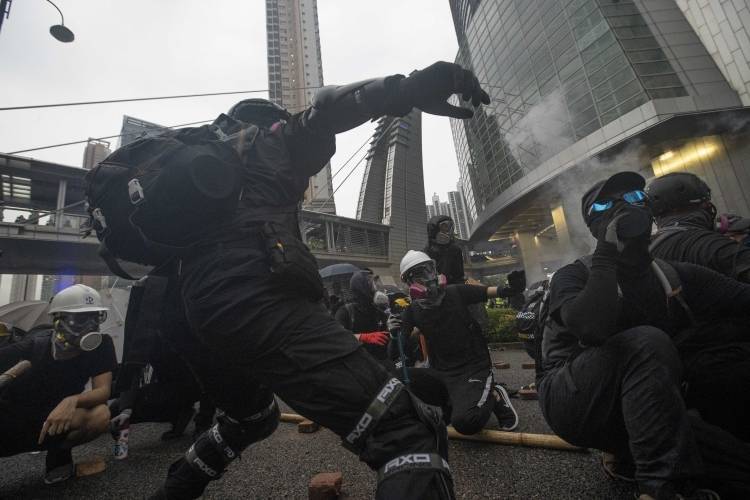 Гонконгским полицейским удалось защитить станцию метро Prince Edward от протестующих