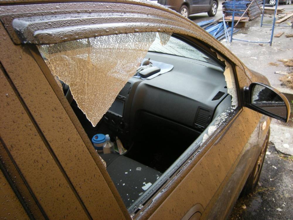 В Мурманске на Александрова неизвестные разбили стекла у автомобилей и похитили регистраторы