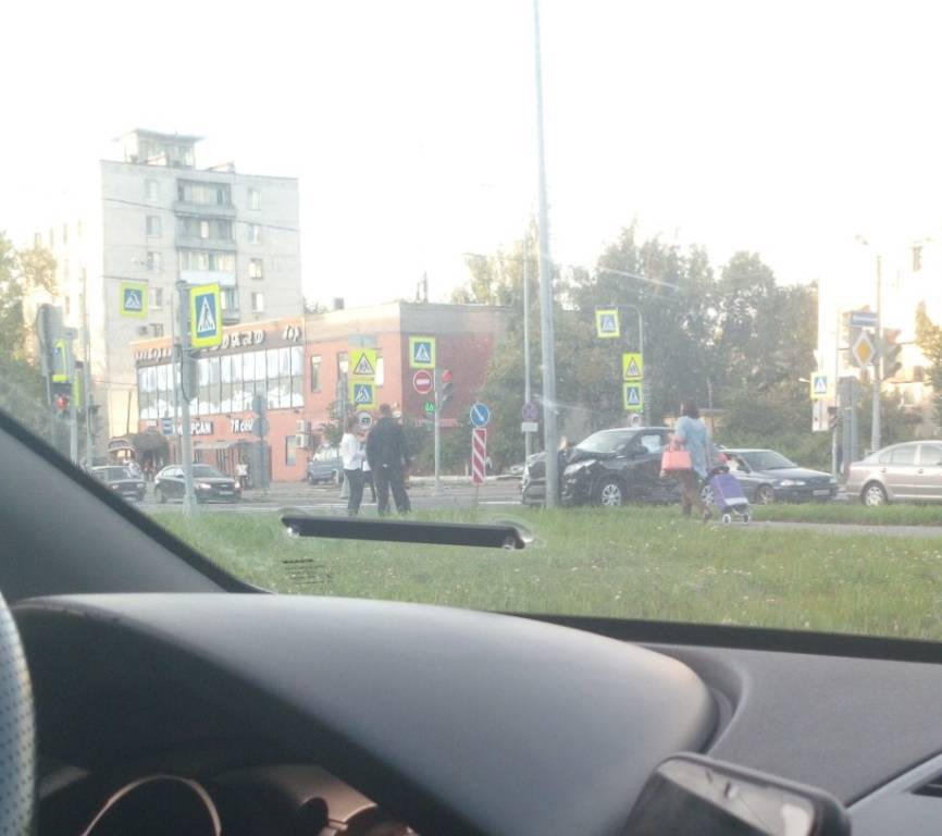 На пересечении улиц Шелгунова и Седова столб остановил летящий автомобиль