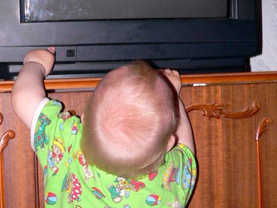 Годовалого ребенка придавило телевизором на юге Москвы