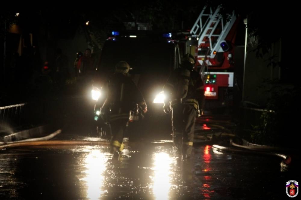 В Новой Ладоге пожарные минувшей ночью тушили легковой автомобиль и две хозпостройки