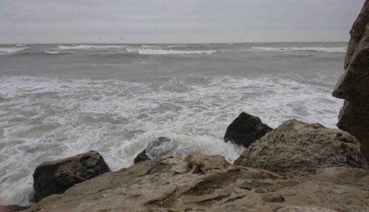 Прогулочный катер затонул у берегов Крыма из-за сильных волн
