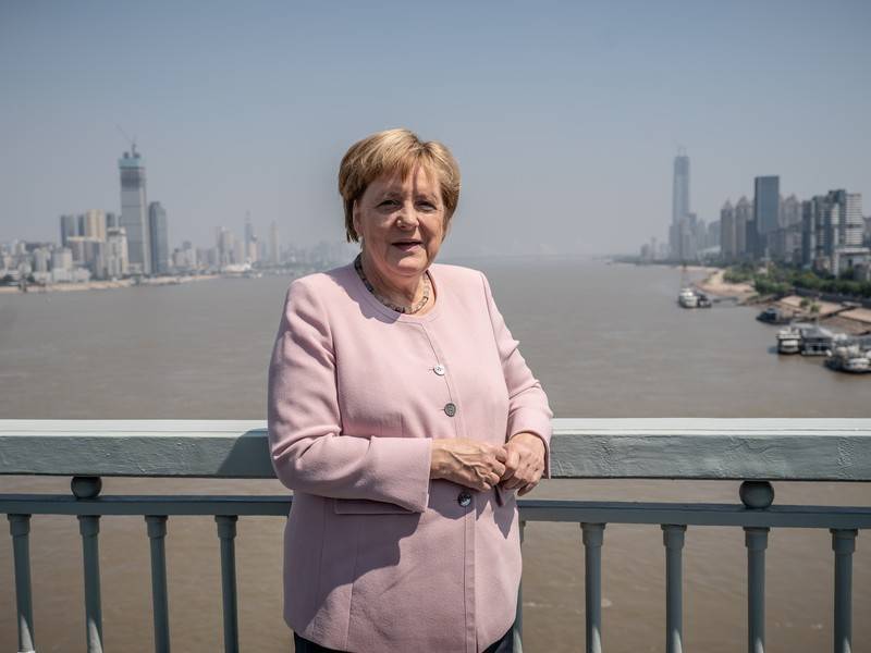 Меркель назвала освобождение россиян и украинцев полным надежды сигналом