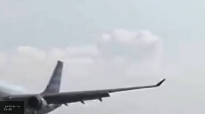 Видео приземления на Мальдивах самолета с горящим двигателем появилось в Сети