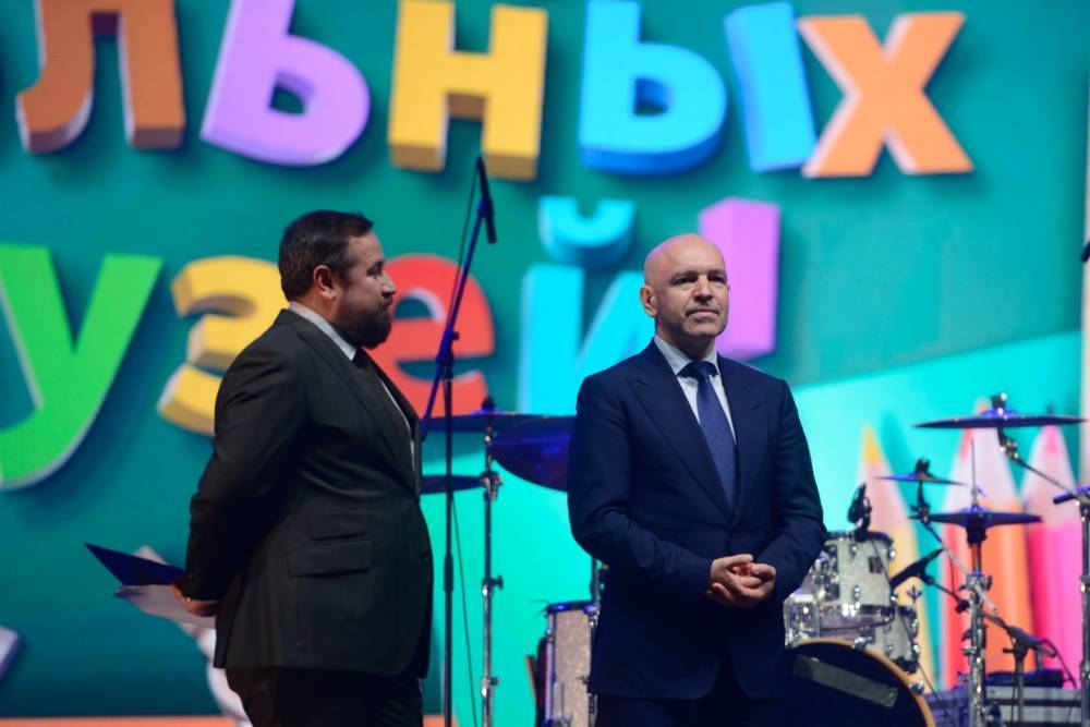 Глава Фрунзенского района поздравил школьников с началом учебного года концертами