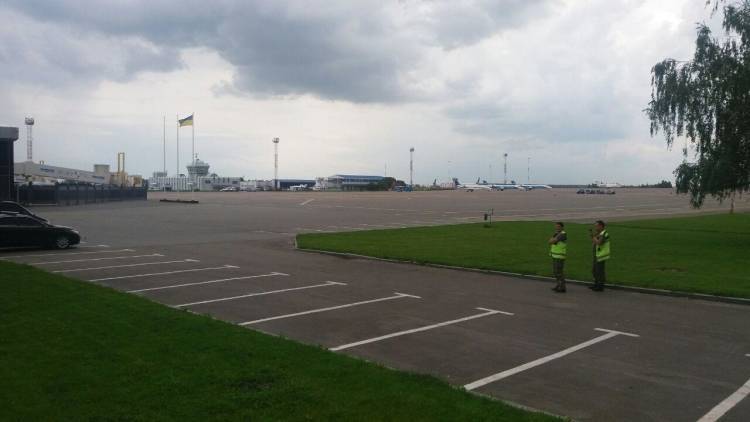 Самолет с освобожденными украинскими заключенными приземлился в Киеве