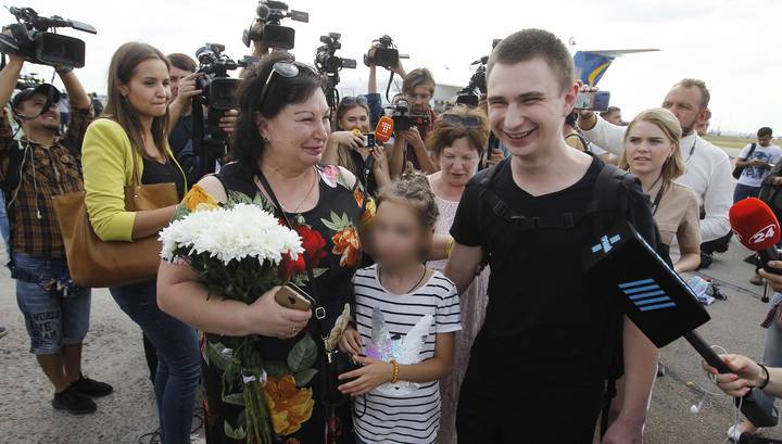 Украинских моряков наградили и отправили на медосмотр