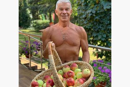 Олег Газманов выложил полуголое фото и признался в краже яблок
