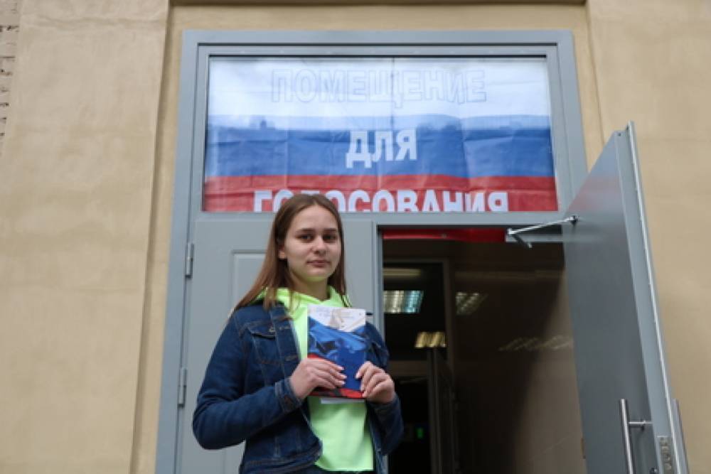 Юным петербуржцам вручили памятные подарки на избирательном участке № 48