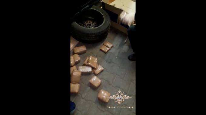 Петербуржец пытался провезти через Ивангород 63 кг наркотиков
