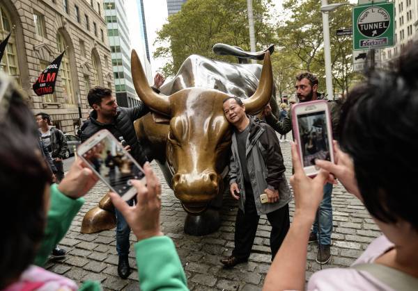 В Нью-Йорке вандал повредил статую «Атакующий бык»
