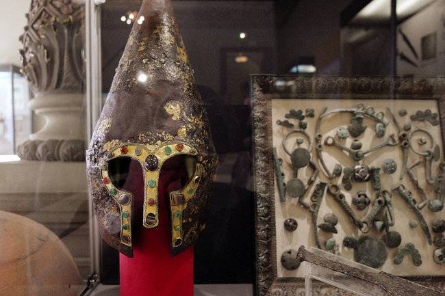 В Краснодаре изъятые у «черных копателей» находки передали в музей имени Фелицына