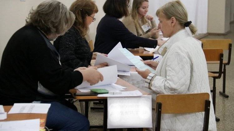 Петербуржцы смотрят видеотрансляцию с избирательных участков