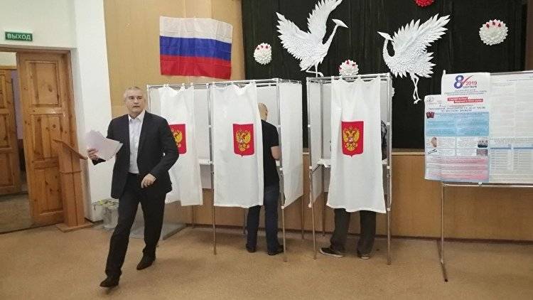 Аксенов проголосовал на местных выборах в Крыму