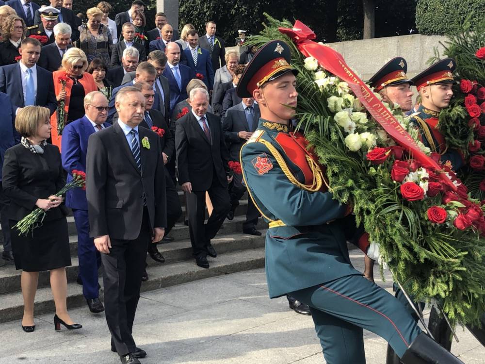 На Пискаревском кладбище при участии врио губернатора Беглова возложили цветы и венки