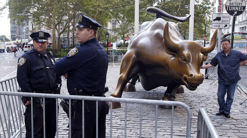 Вандал повредил статую «Атакующий бык» на Уолл-стрит в Нью-Йорке