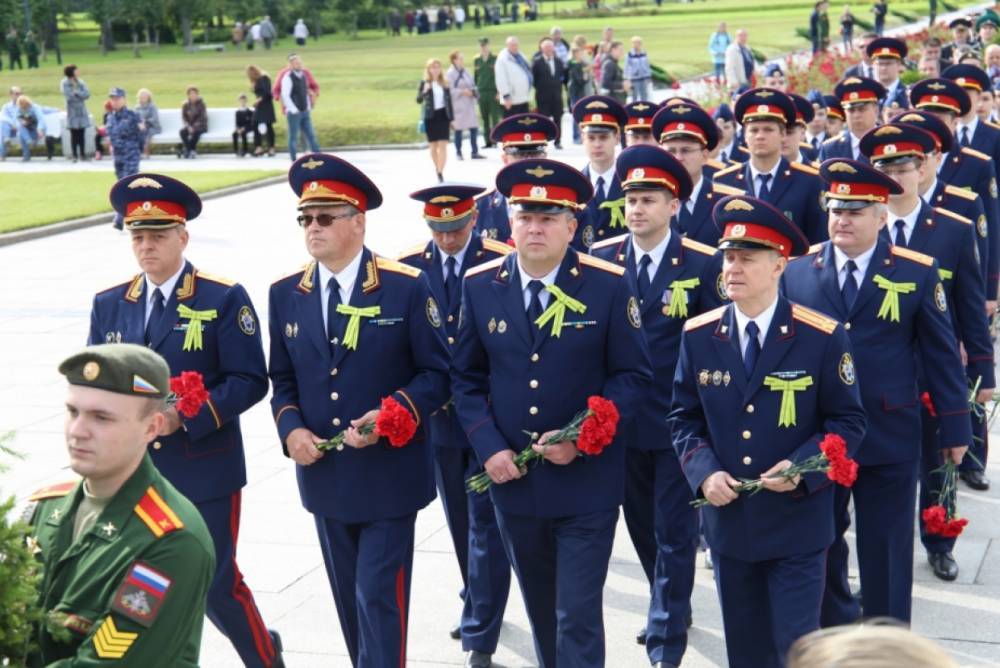 Следственный Комитет и студенты Академии вспомнили жертв блокады на Пискаревском кладбище