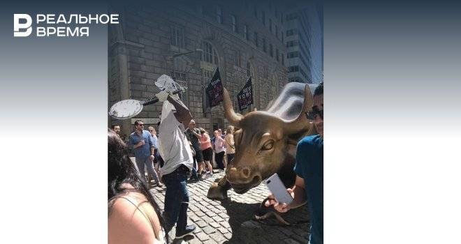 В Нью Йорке вандал повредил статую «Атакующй бык»