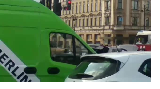 На Невском проспекте иномарка столкнулась с пожарной машиной
