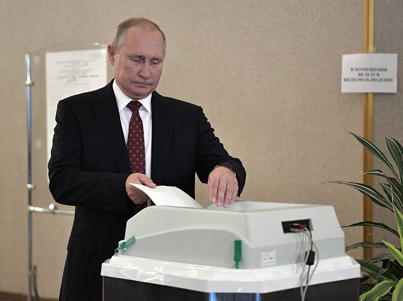"Надеюсь, человек порядочный": Путин проголосовал на выборах в Мосгордуму