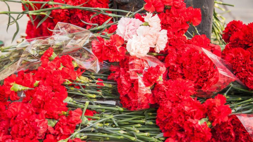 Петербуржцы в 78-ю годовщину начала блокады Ленинграда возложили цветы к «Матери-Родине»